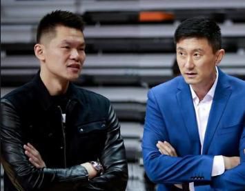 公共汽车上的年轻妻子