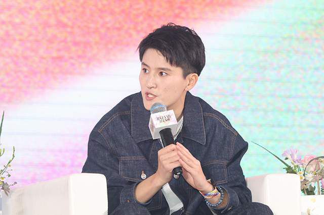 美女叉开双腿